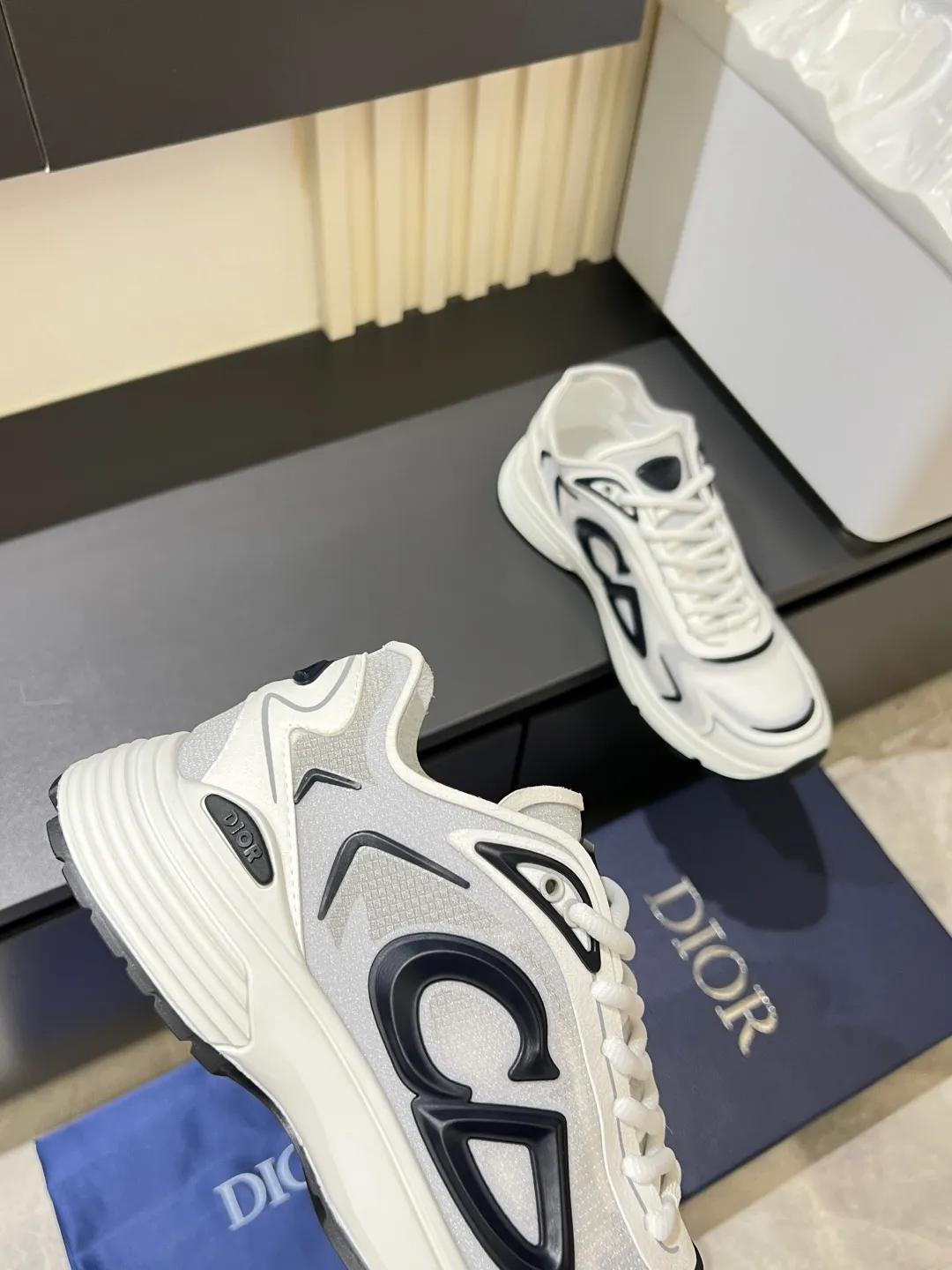 p500 Dior Dior's latest B30 Countdown sneaker. This B30 Countdown technical training shoe is new for spring 2026. Its sporty design perfectly combines fashion elements with technical performance. Its design is inspired by modern running. There are also Dior B30 and CD30 rubber logos on the tongue and back of the shoe. The sculpted sole that combines rubber and foam ensures flexibility and comfort. Various unique details also add to its color. Fabric technical fabric and technical mesh lining Industrial fabric and industrial mesh CD30 rubber logo on sides and rear Dior B30 rubber signature tongue Low-top style lace-up closure Ultra-lightweight rubber blend and brown foam sole Welded construction with gray detailing and Dior, CD30 and B30 logos Size: 38-44!
